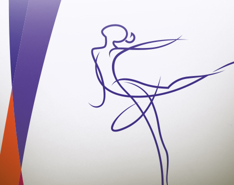Абстрактное изображение танцовщицы, выполненное линиями фиолетового цвета. Фигура изображает танцующее движение на фоне светлого цвета с элементами фиолетового и оранжевого