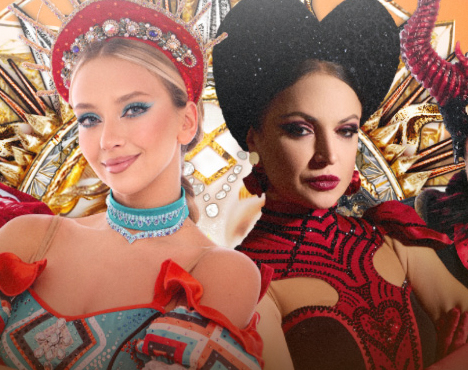 Две женщины в ярких карнавальных костюмах и головных уборах на фоне золотых украшений. Одна в голубом платье с красной отделкой, другая в черном и красном. Обе с выразительным макияжем и аксессуарами